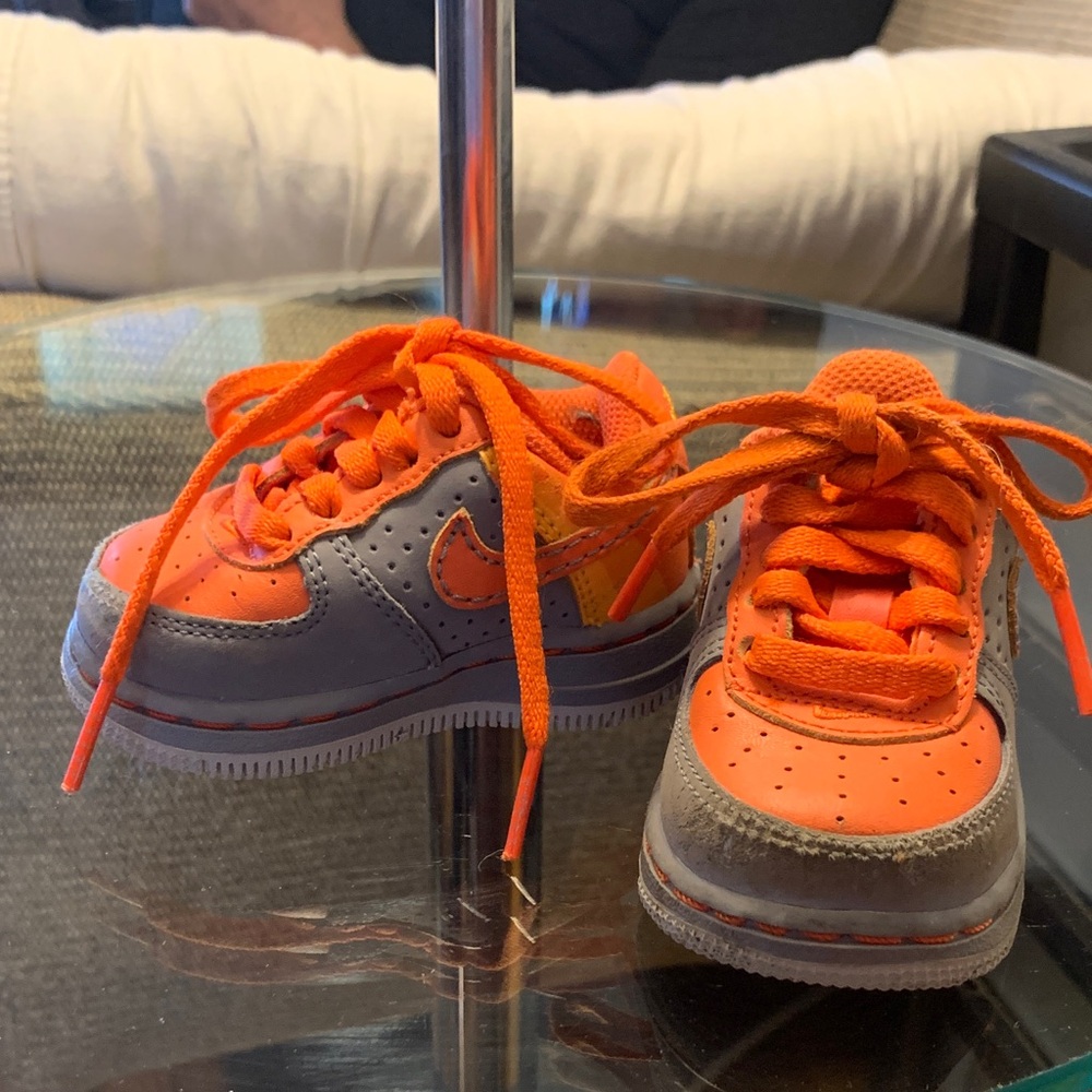 BNWOT NIKE AIR FORCE ONE LOW TODDLER ORANGE AND GRAY SNEAKERS